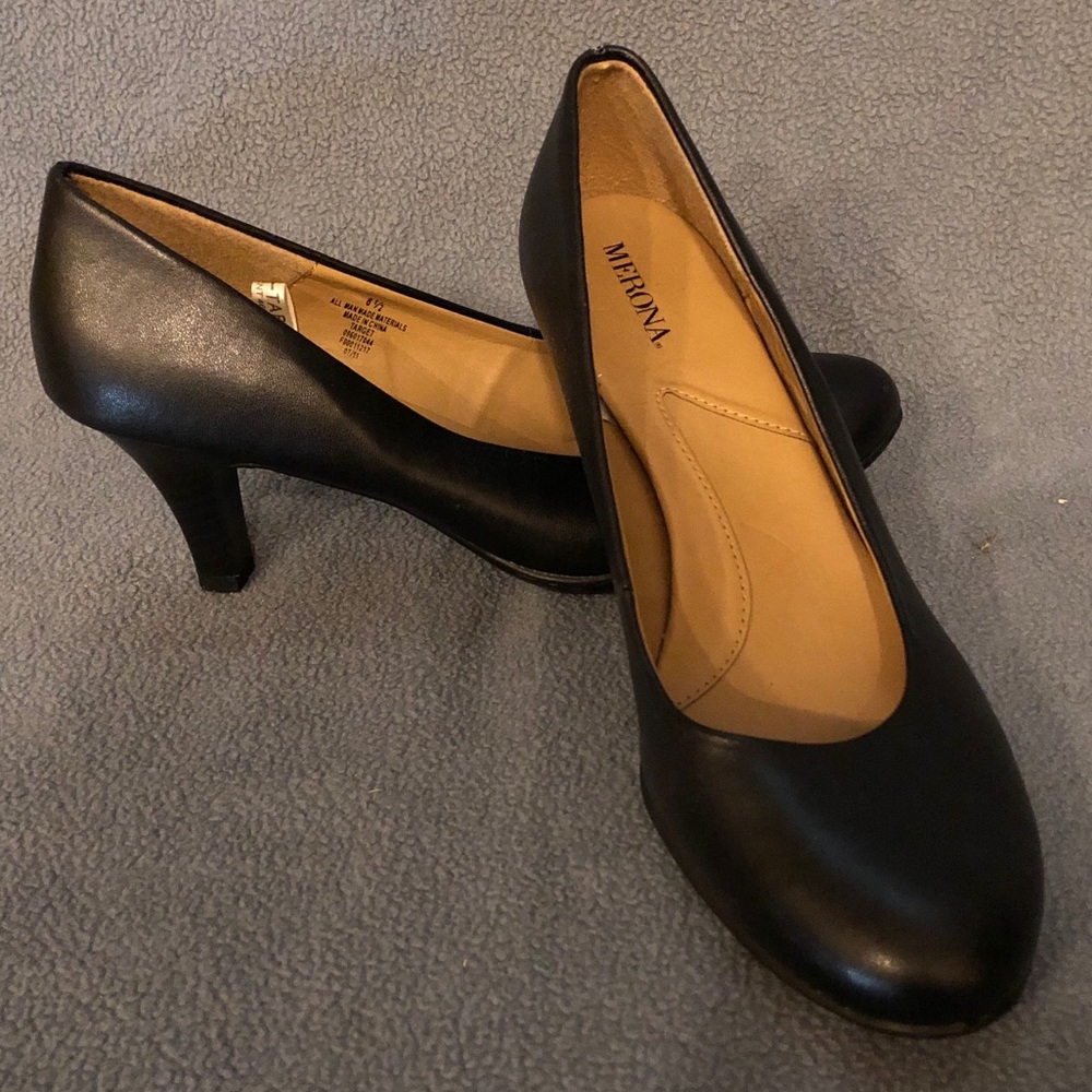 Cute, simple, black heels